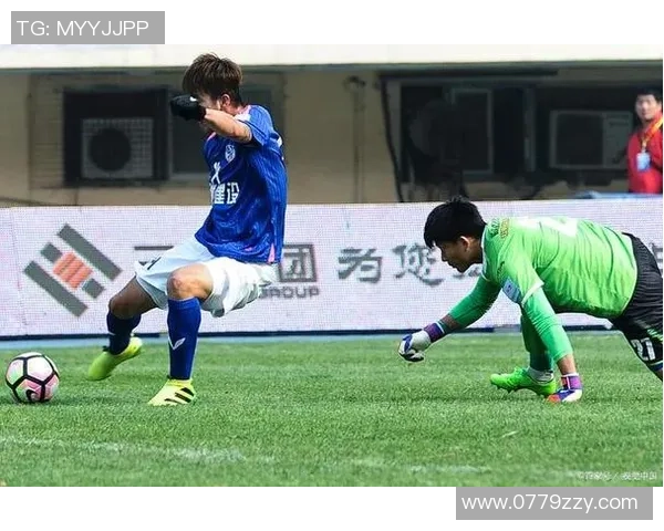 足球肩抵技巧解析与实战应用探讨助你提升比赛表现